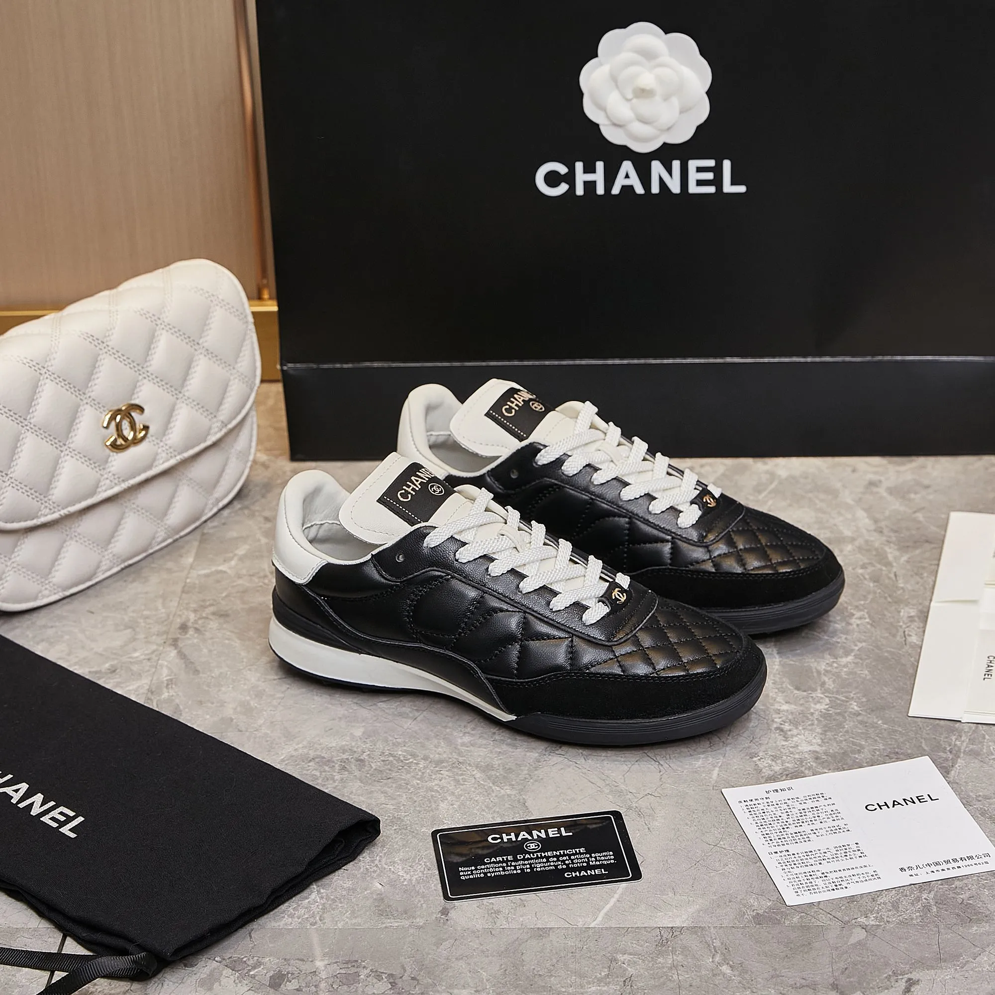 👟👟Ex-factory price 560👟👟 Chanel Chanel - 2024 counter top casual sports shoes This classic design; the upper is electro-embroidered with a variety of techniques; the outsole is fashionable and sporty; it is unusual to incorporate a variety of color matching elements... The diversified mix and match is very beautiful and versatile, casual, fashionable, sports and outdoor can be taken into account... ꫛꫀꪝ Go➫ Material: ❶Upper is made of: Original imported mixed-breed sheep ❷Inside made of: original imported breathable sheepskin ❸Outsole based on: original TPU outsole Full set of boutique packaging for women 35–41